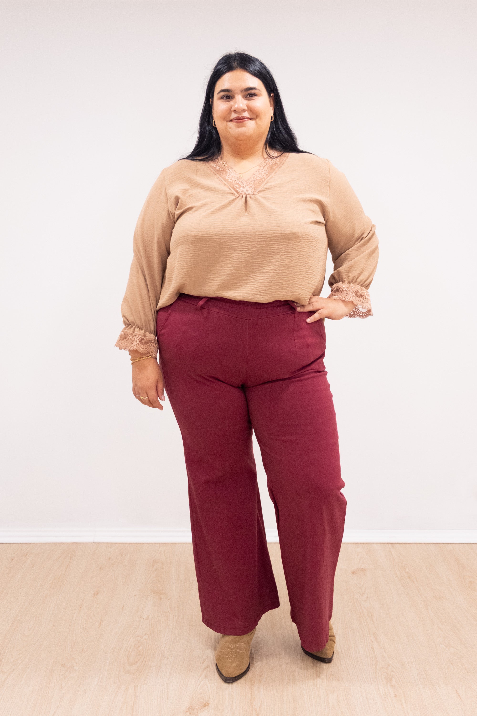 Blusa com renda no decote e punho camel