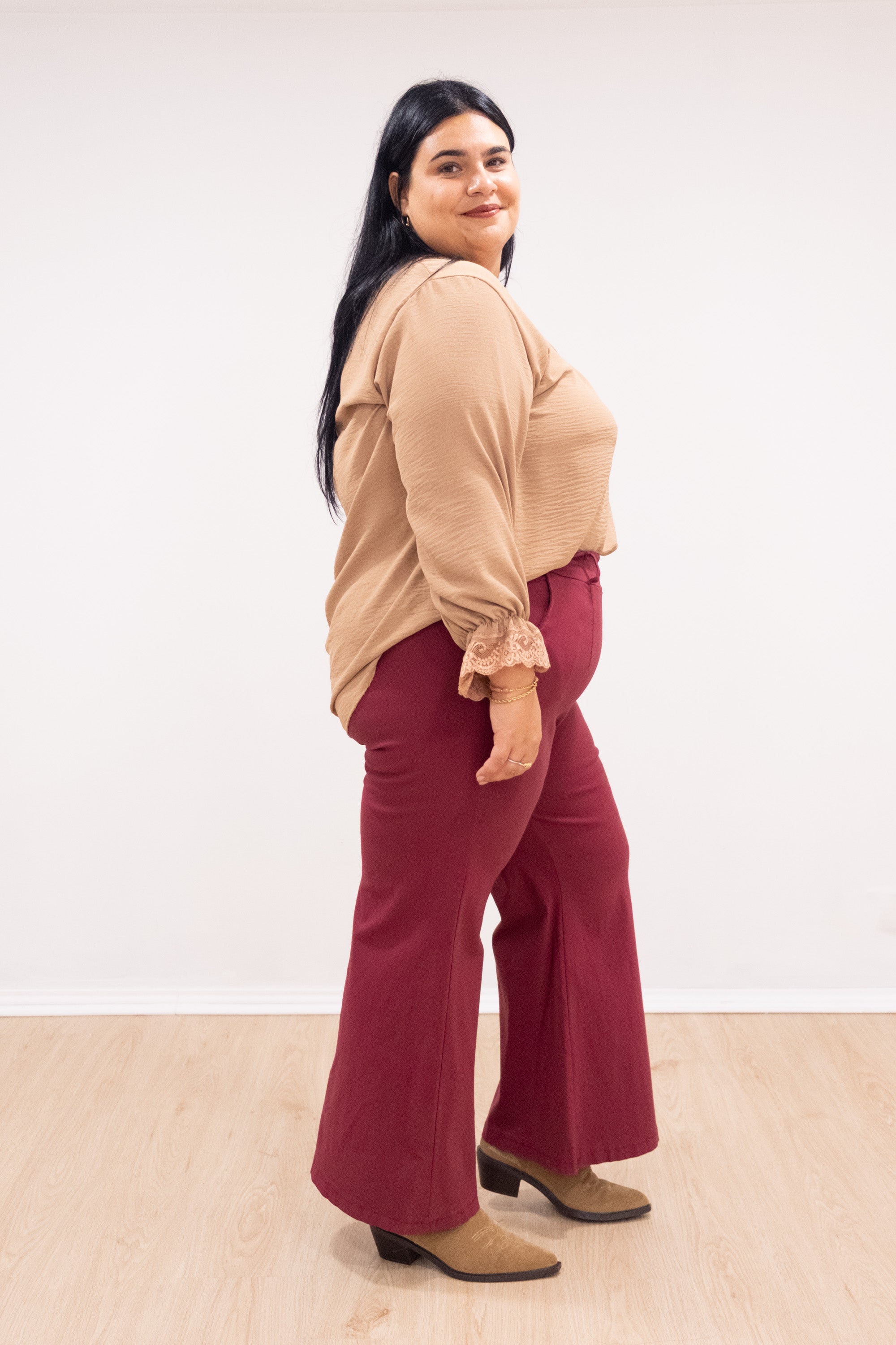 Blusa com renda no decote e punho camel