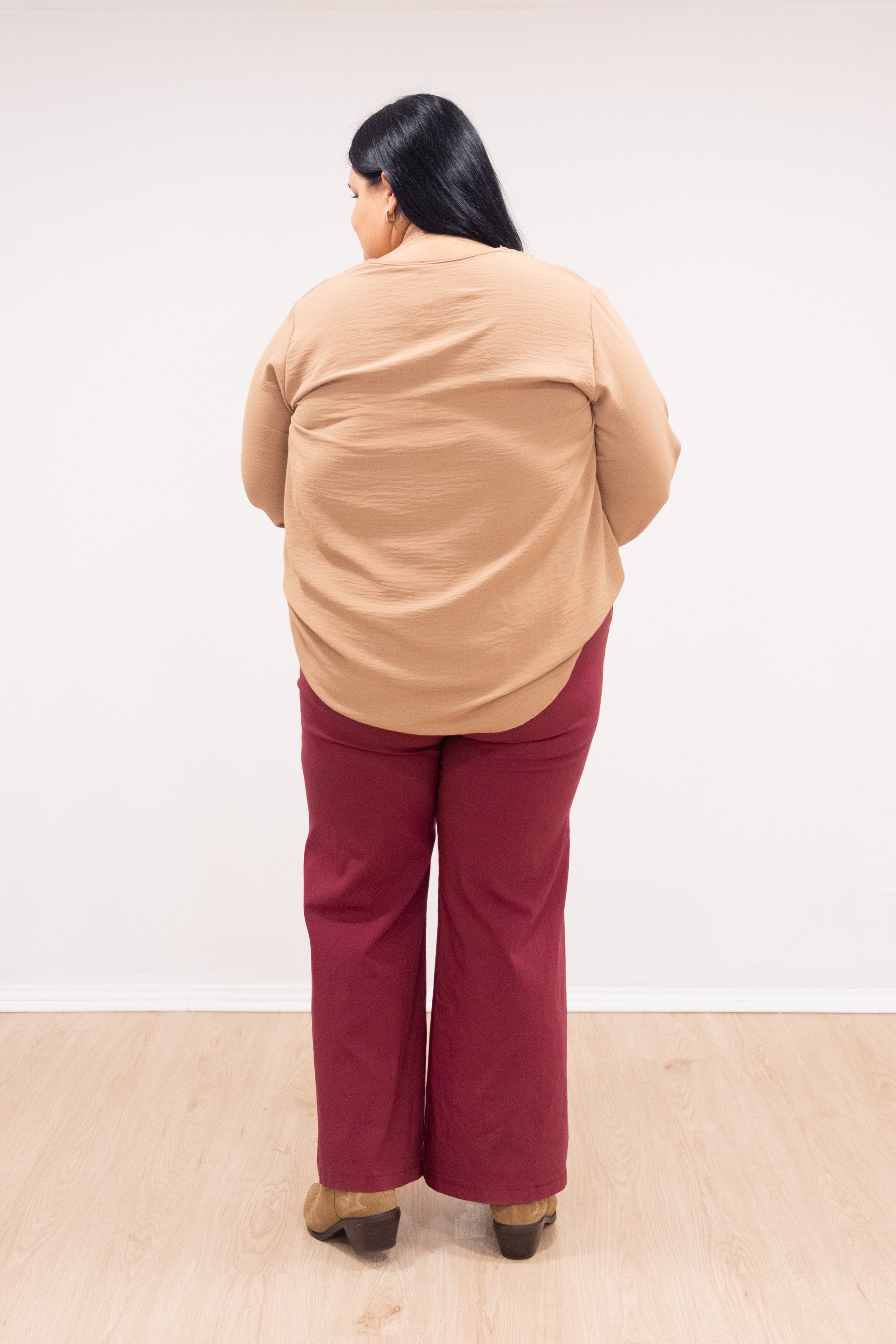 Blusa com renda no decote e punho camel