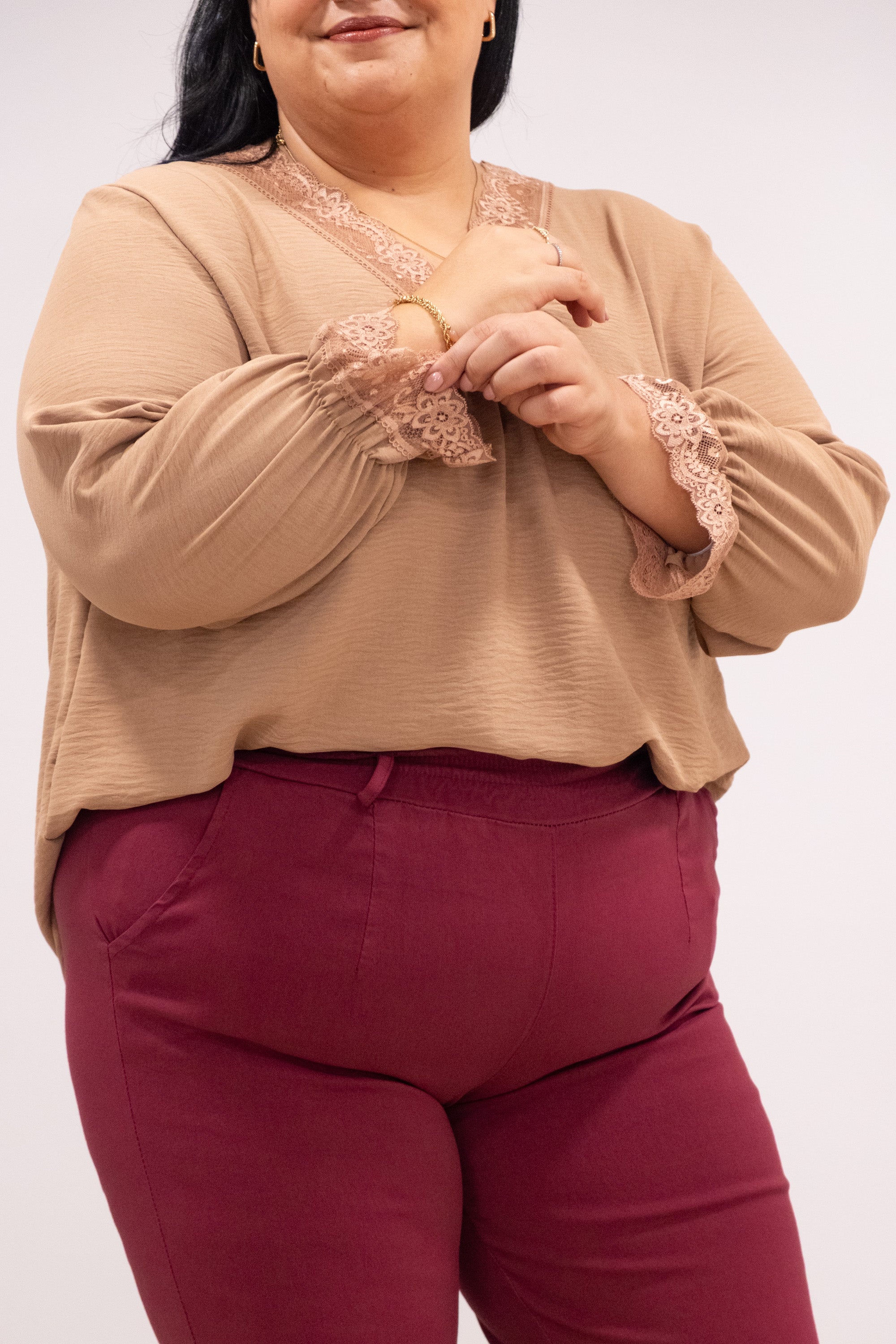 Blusa com renda no decote e punho camel