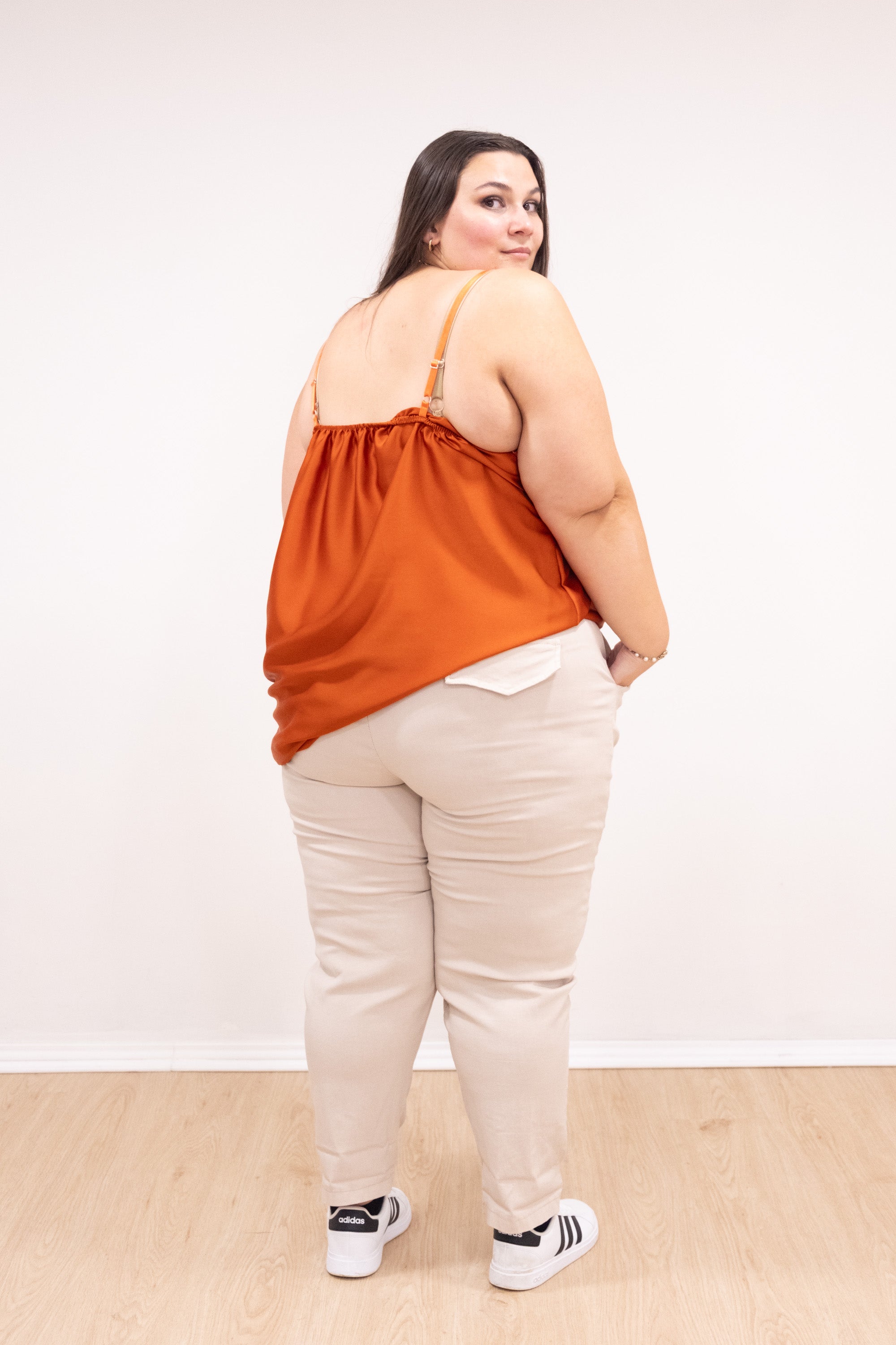 Top de alças de cetim com renda telha