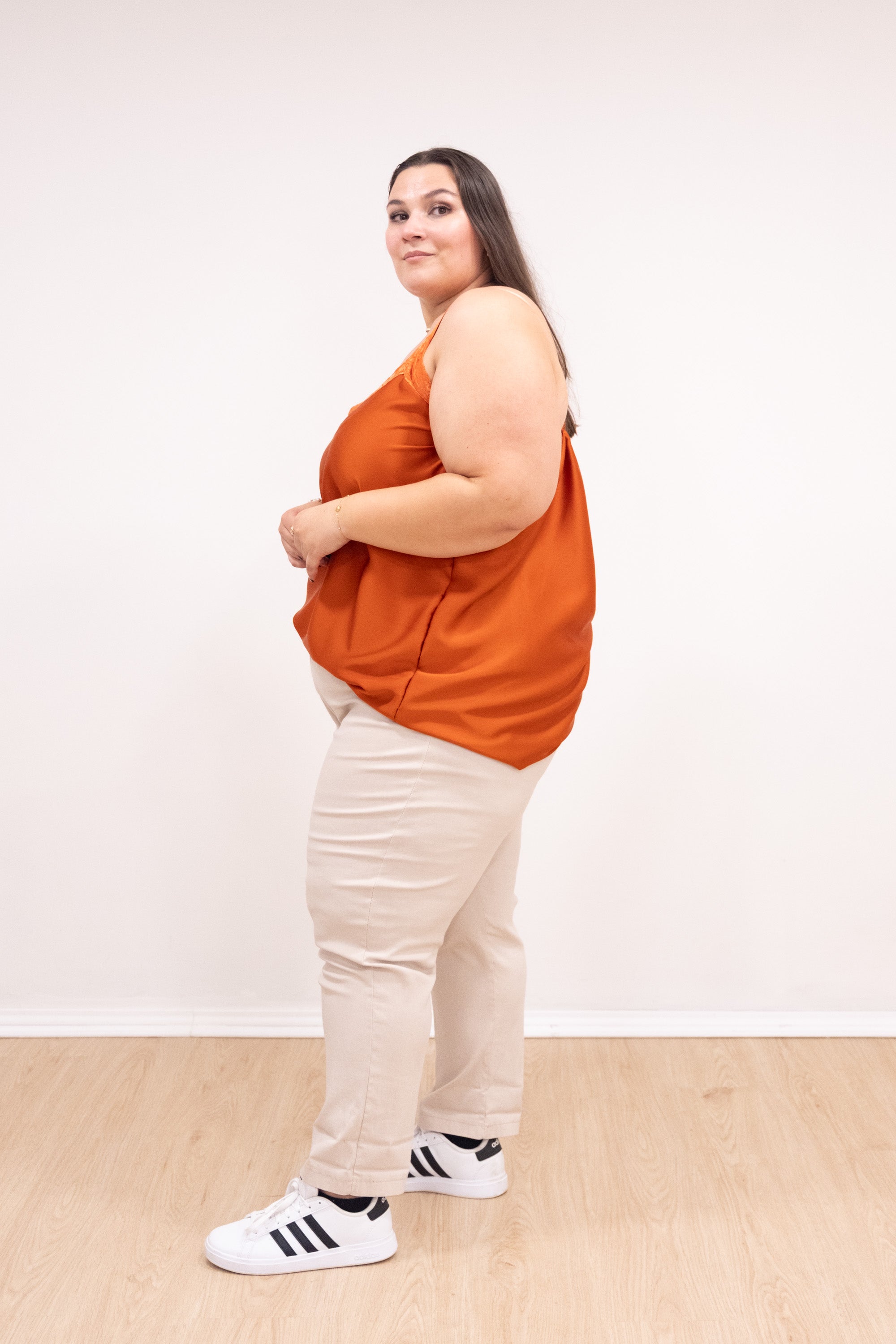 Top de alças de cetim com renda telha