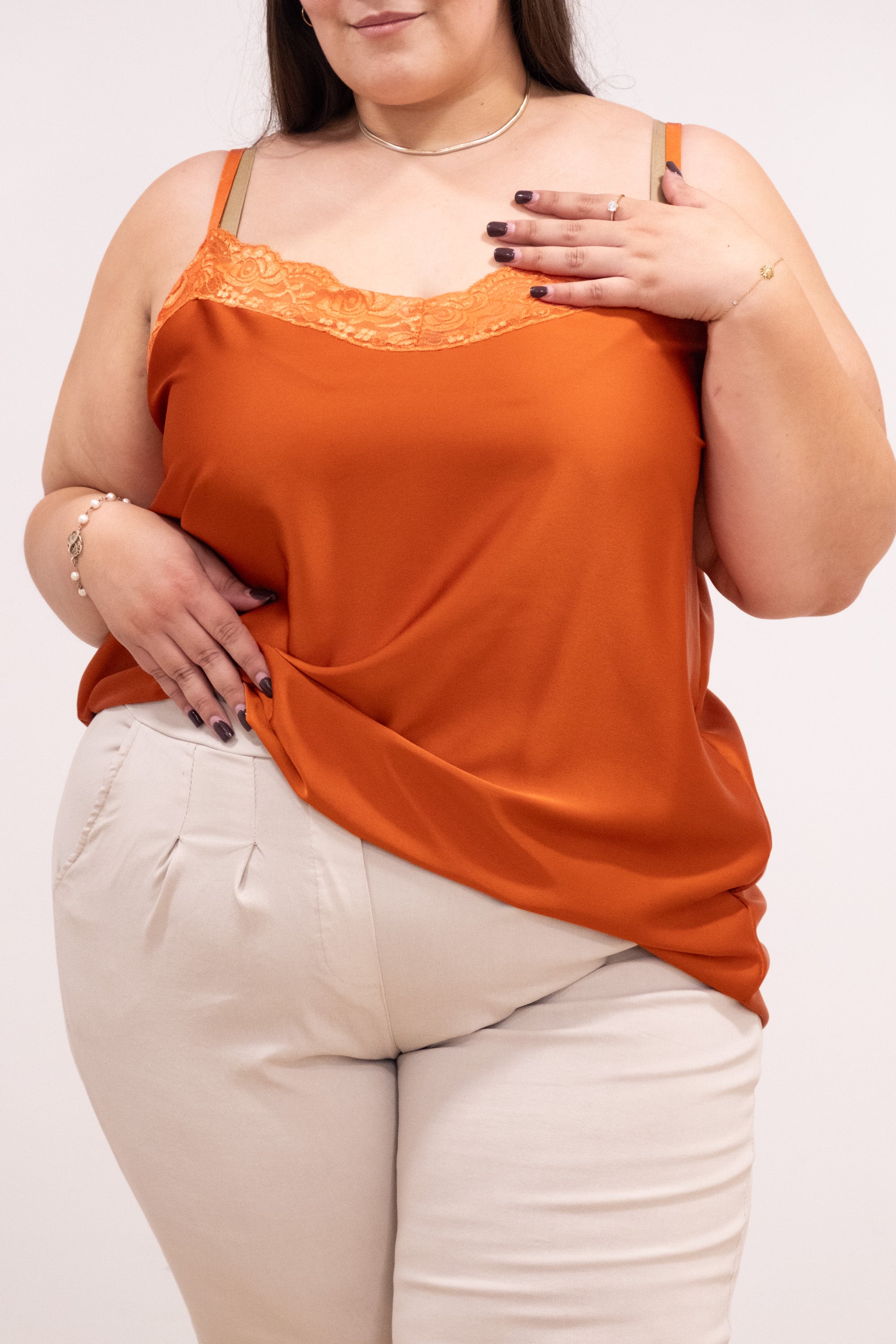 Top de alças de cetim com renda telha