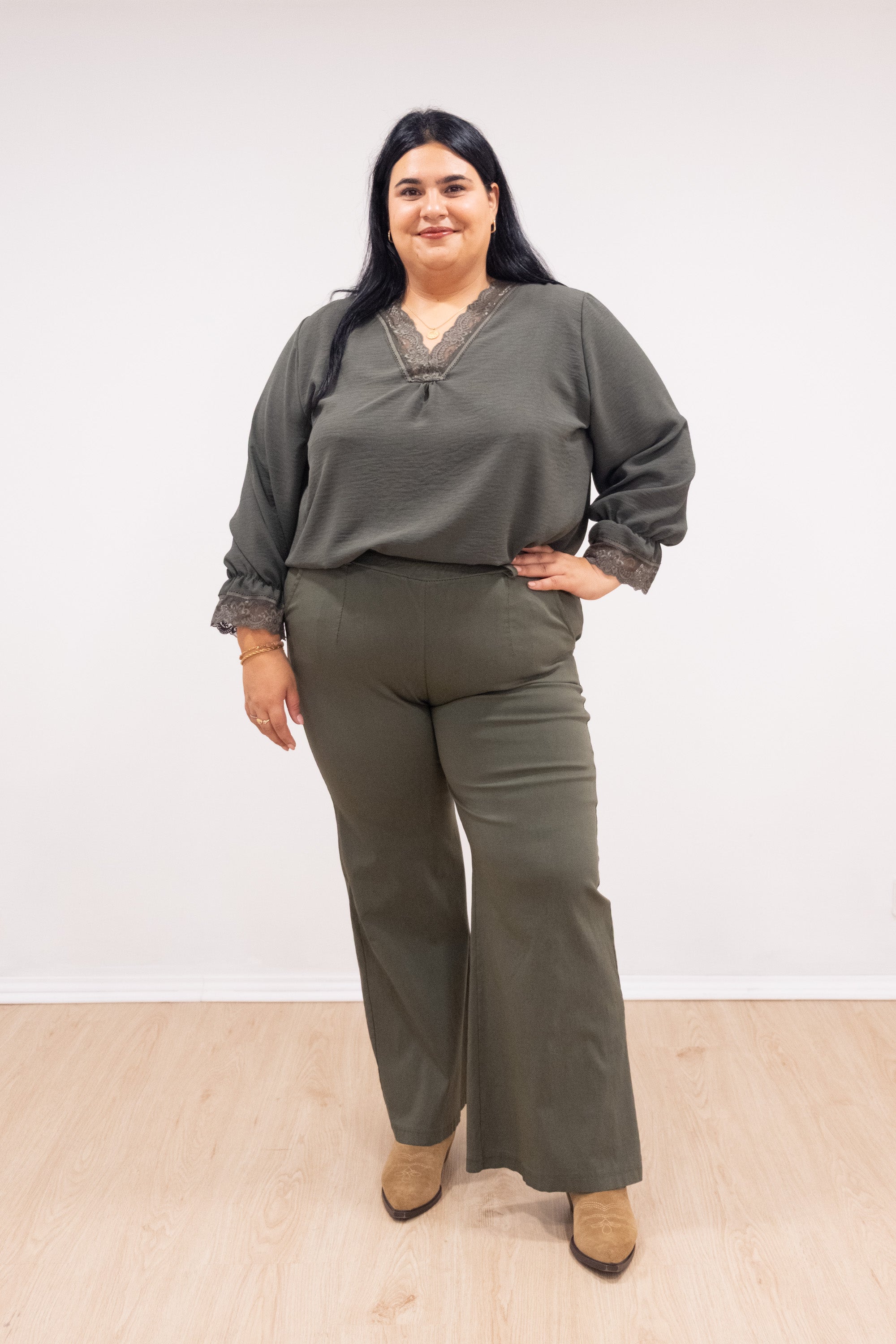 Blusa com renda no decote e punho verde tropa