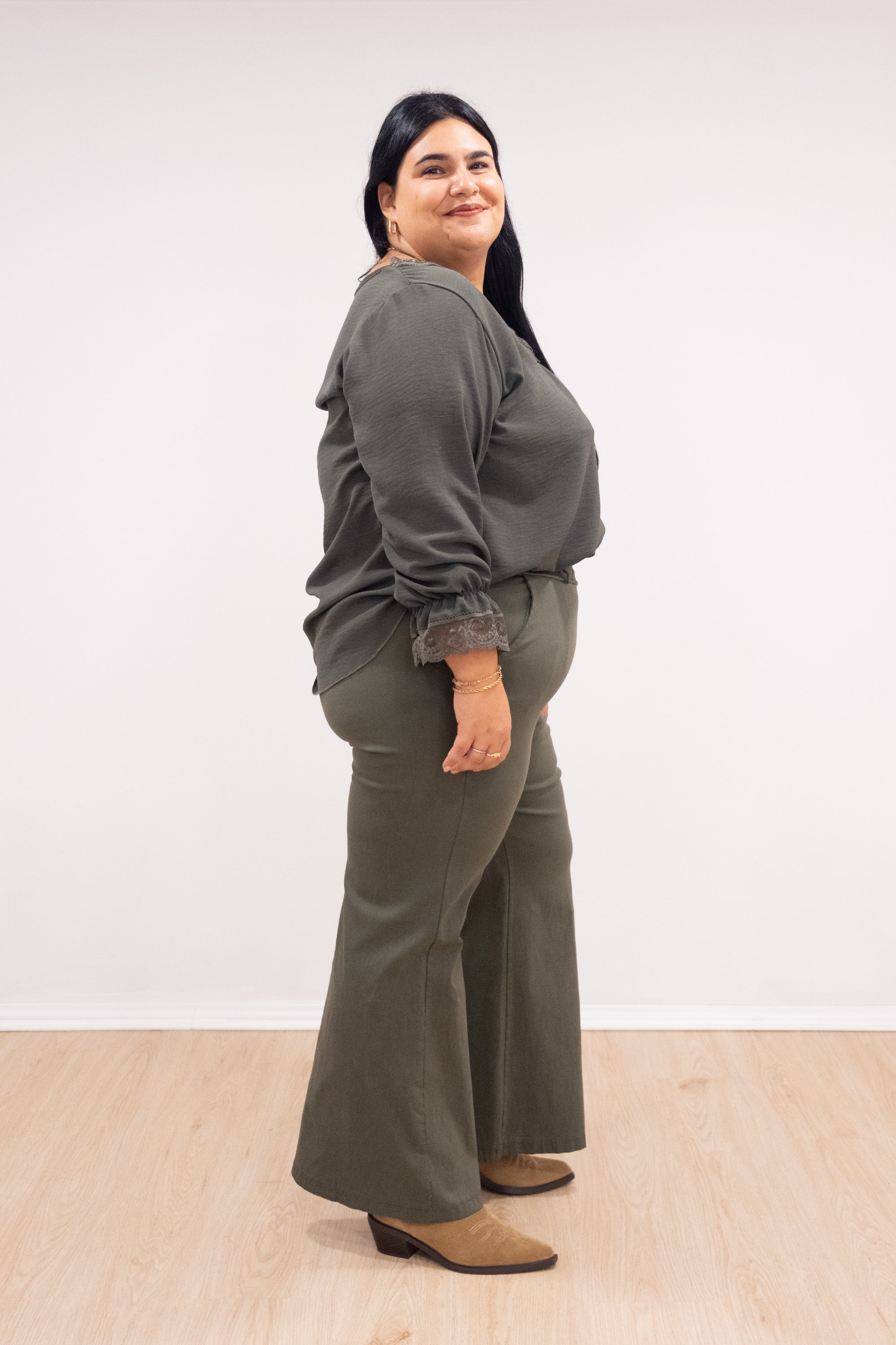 Blusa com renda no decote e punho verde tropa