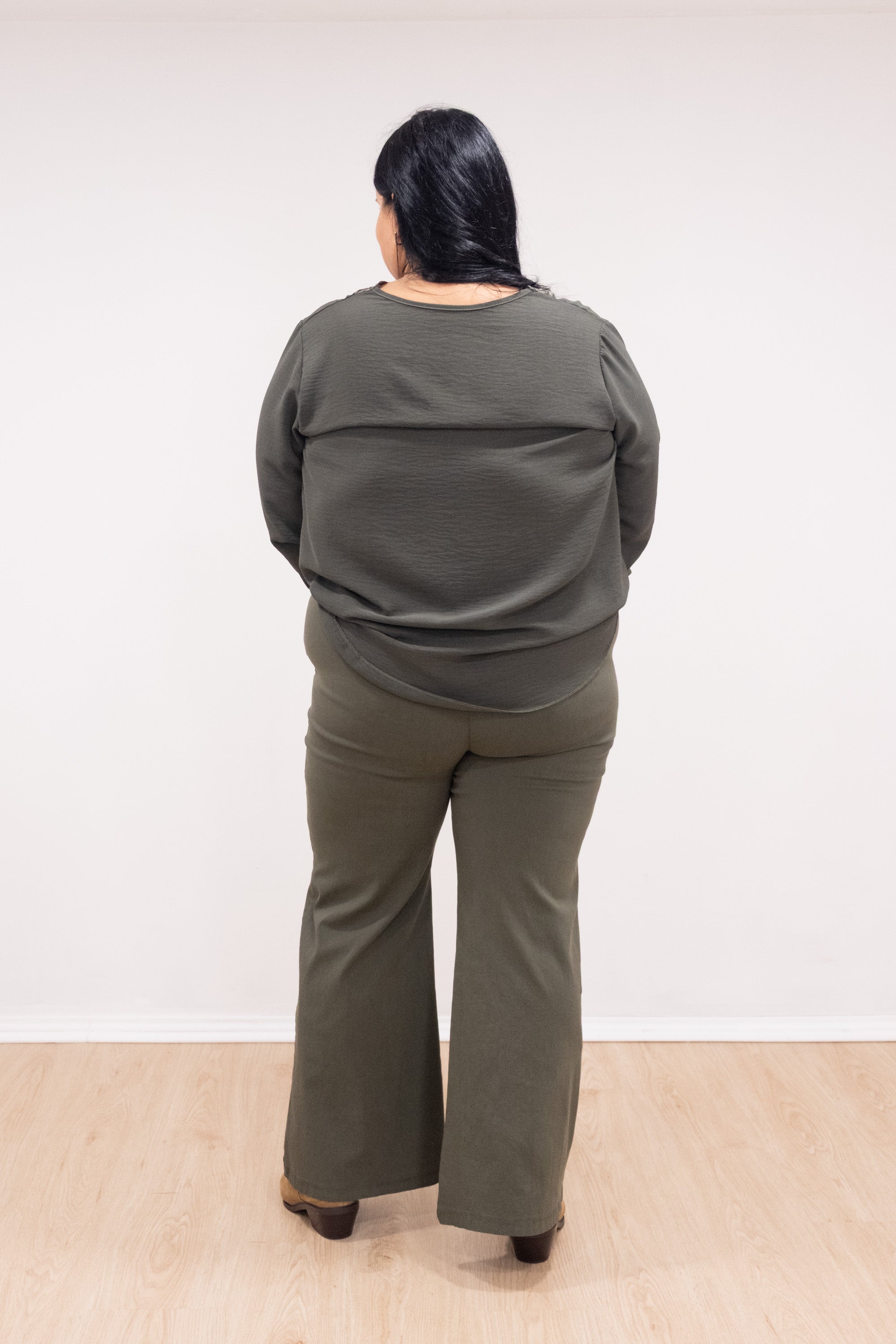 Blusa com renda no decote e punho verde tropa