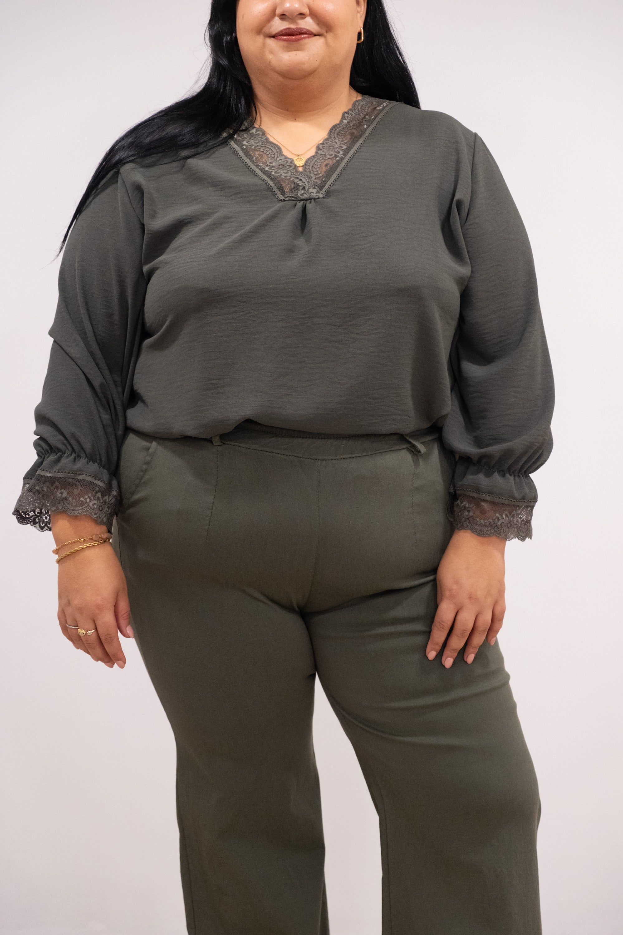 Blusa com renda no decote e punho verde tropa