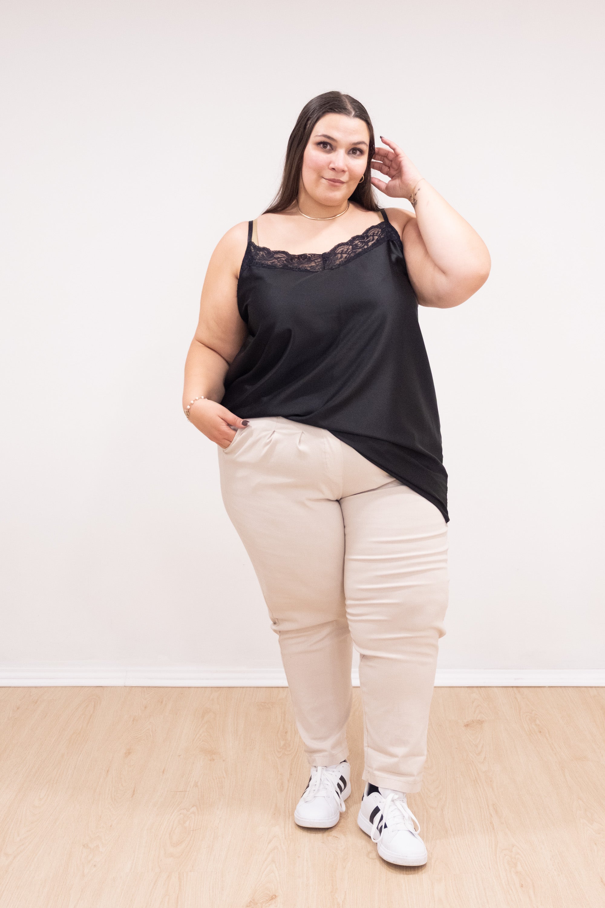 Top de alças de cetim com renda preto