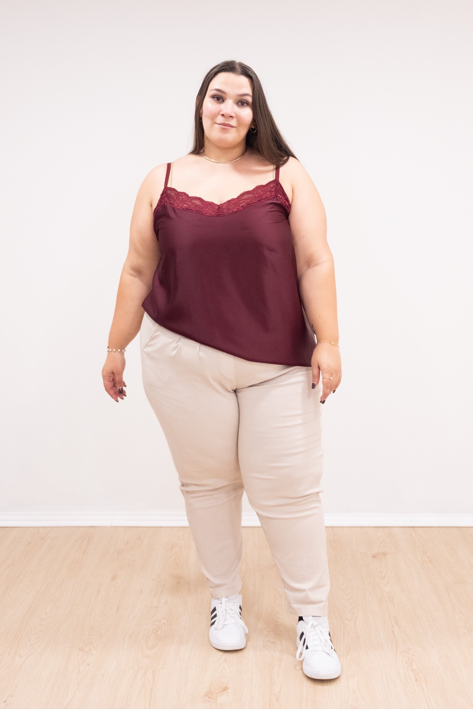 Top de alças de cetim com renda bordô