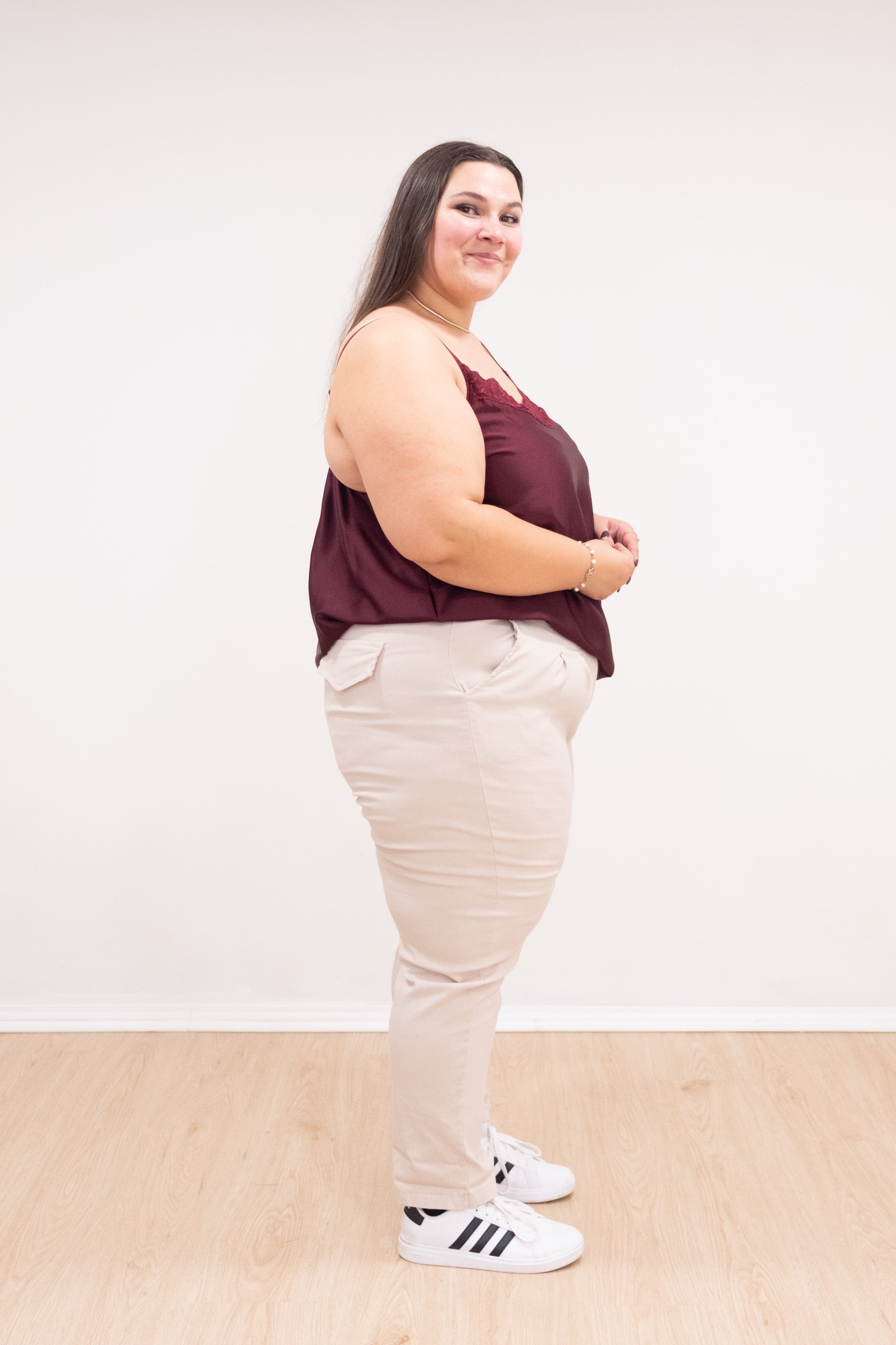 Top de alças de cetim com renda bordô