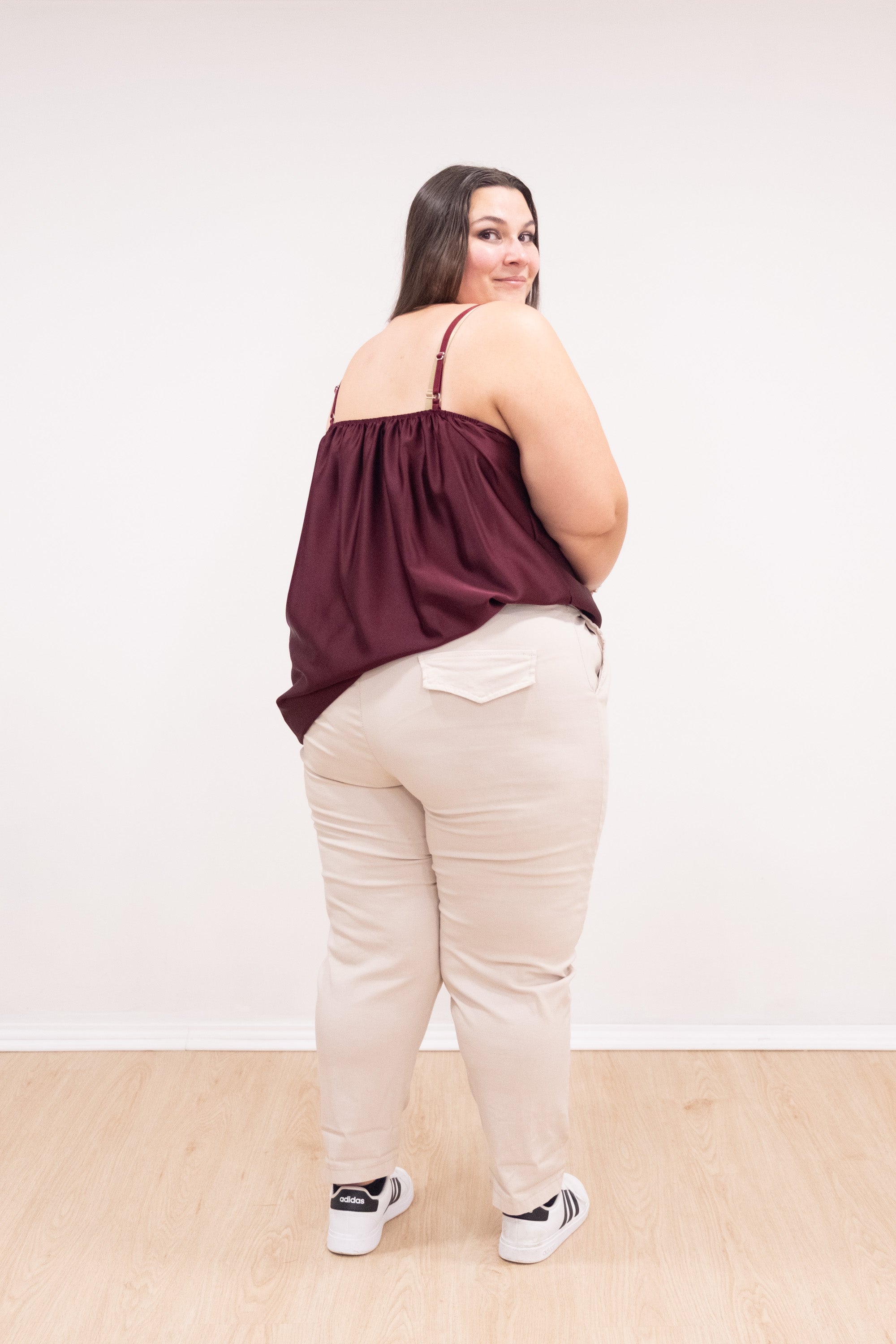 Top de alças de cetim com renda bordô