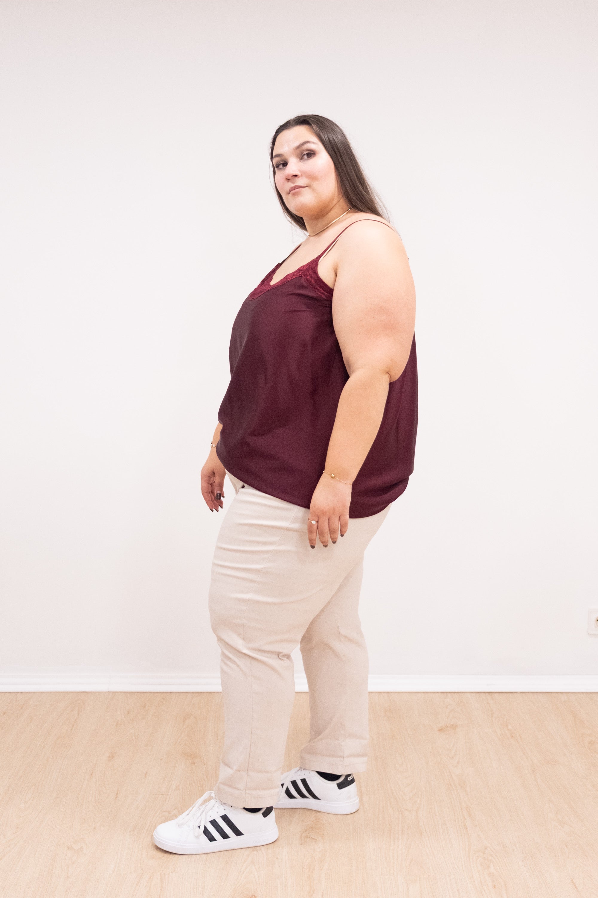 Top de alças de cetim com renda bordô