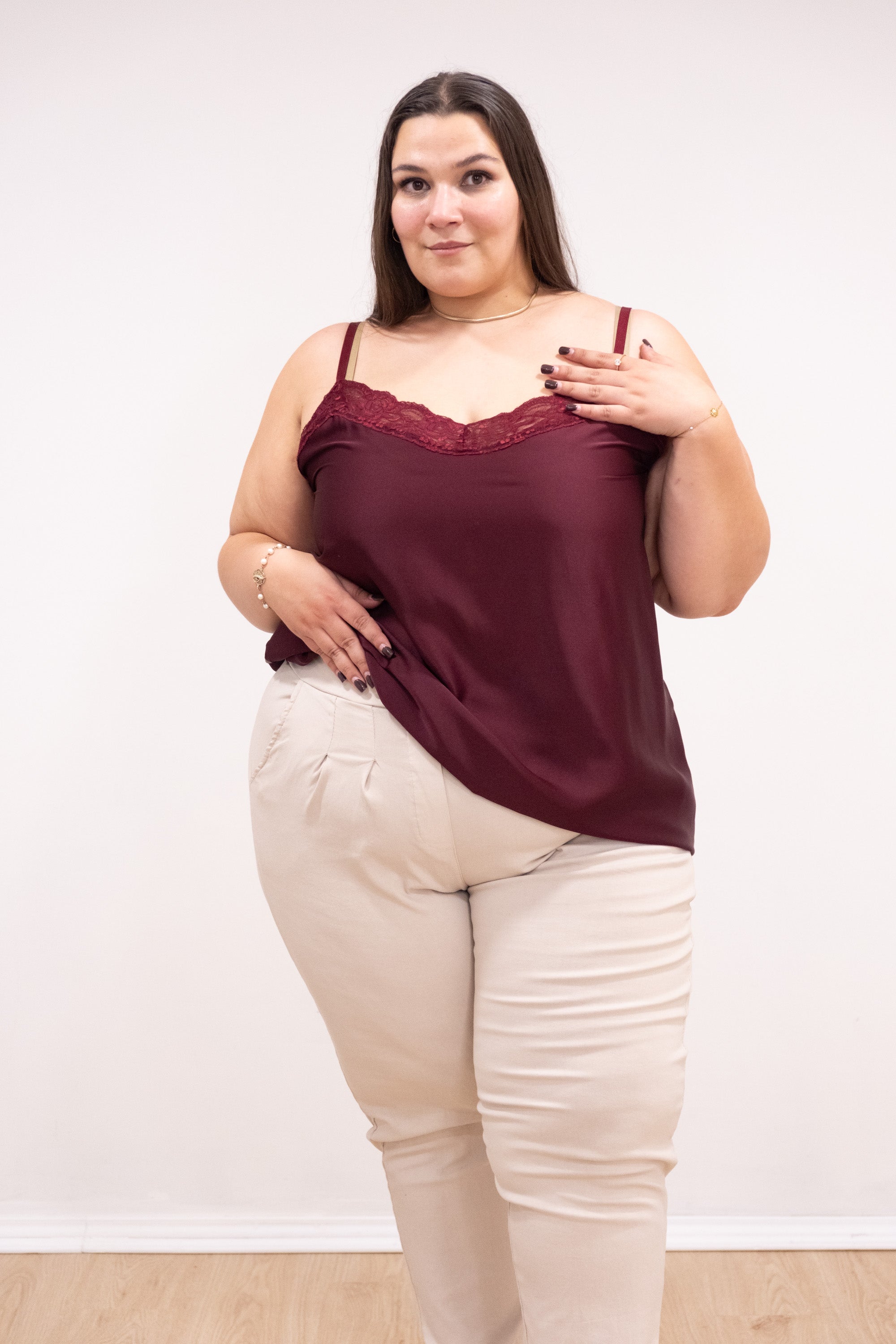 Top de alças de cetim com renda bordô