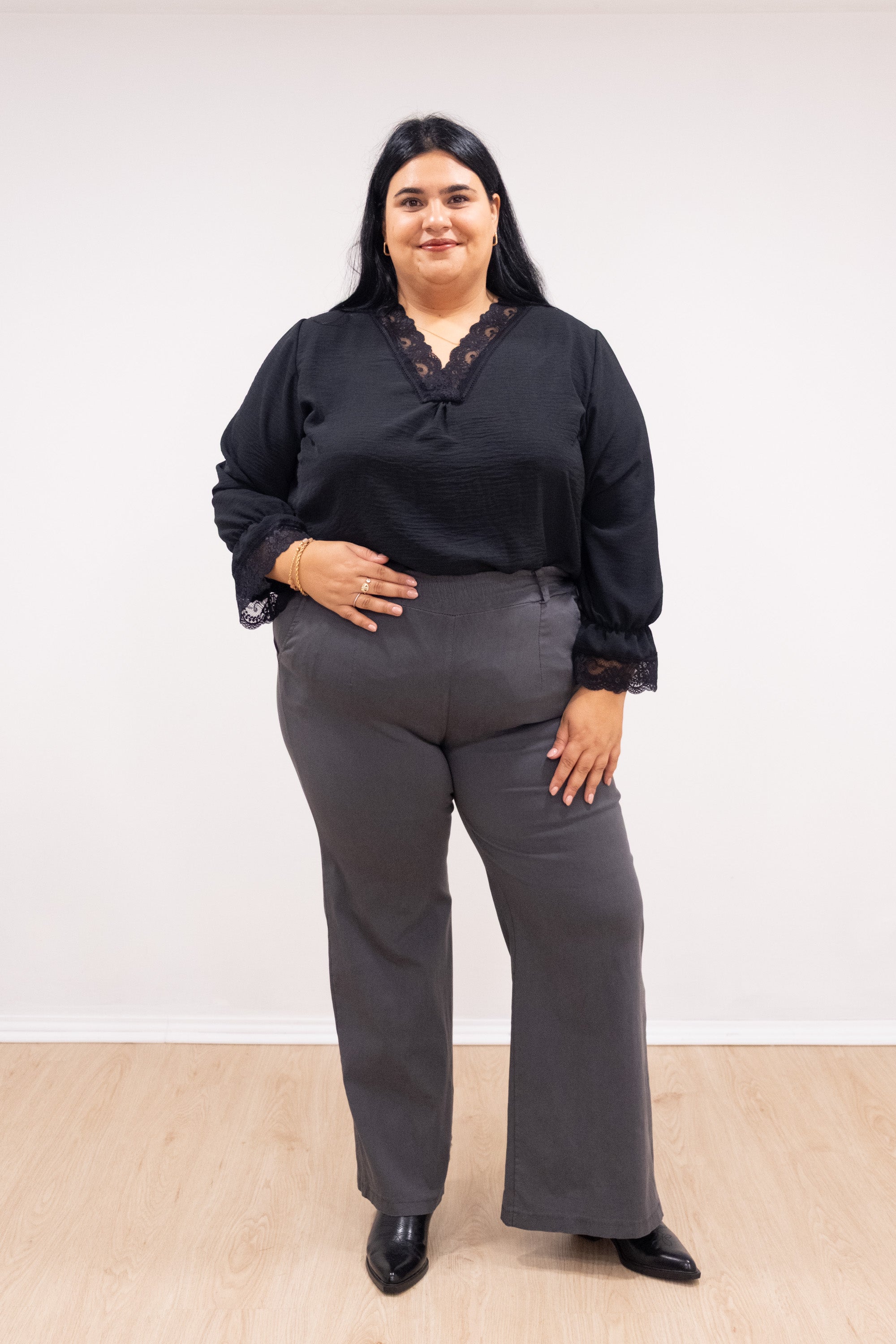 Blusa com renda no decote e punho preto