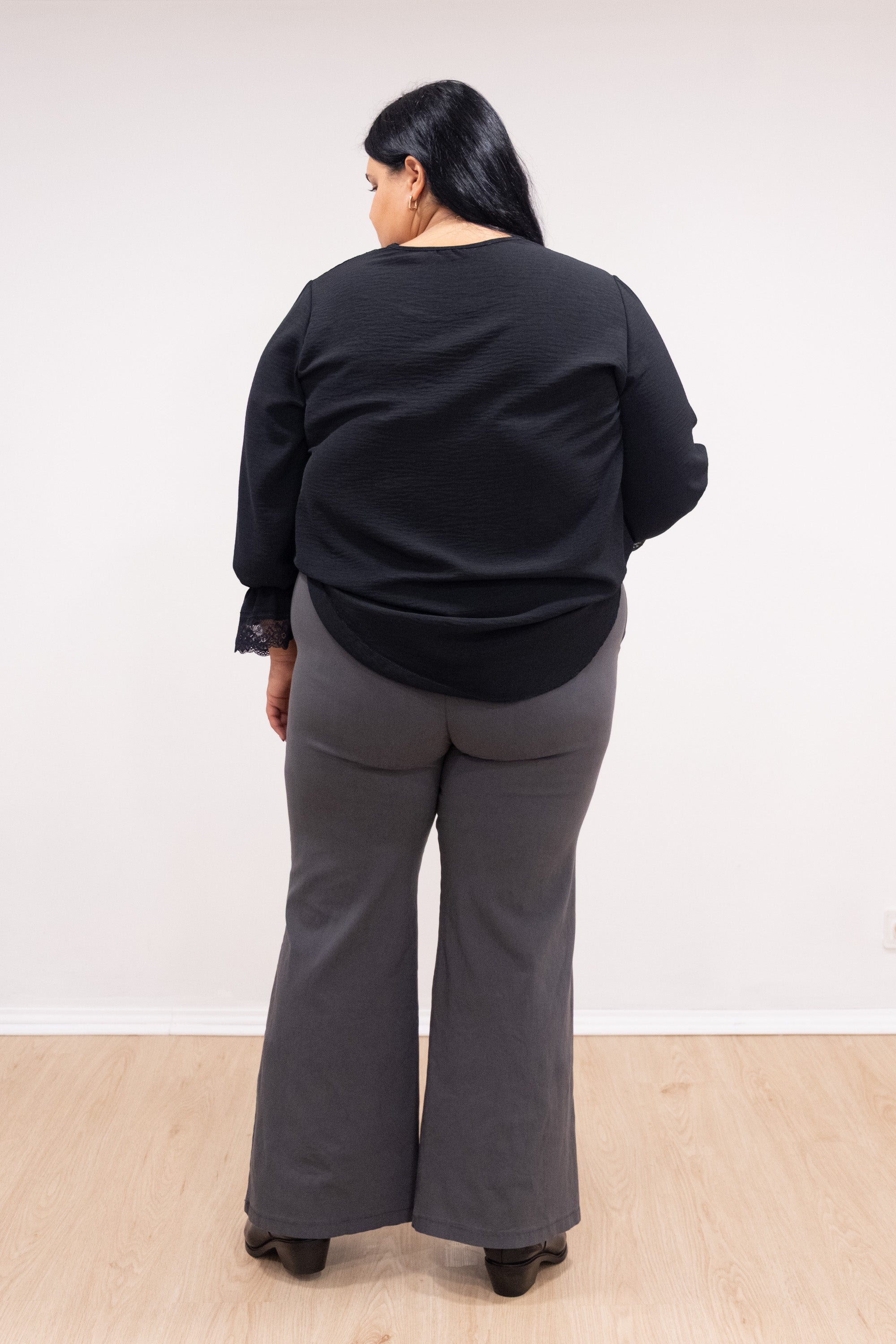 Blusa com renda no decote e punho preto