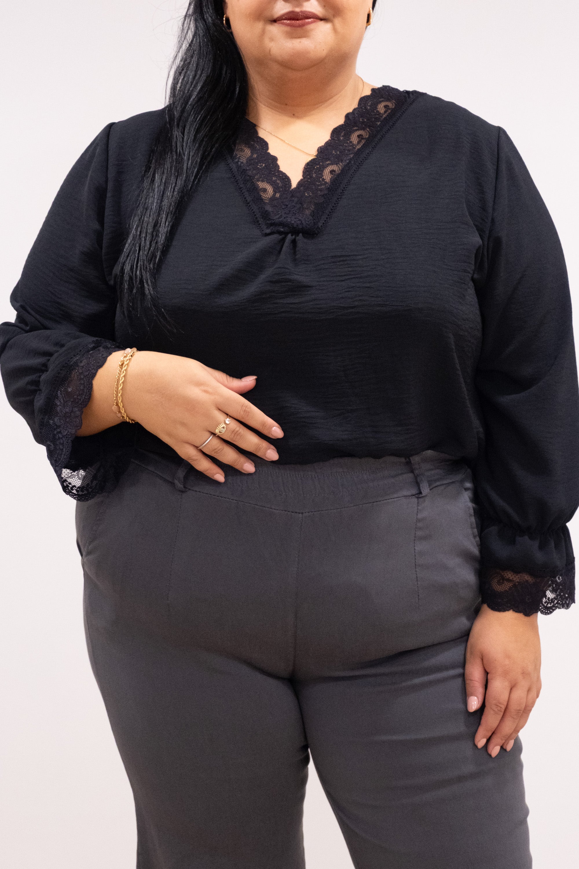 Blusa com renda no decote e punho preto