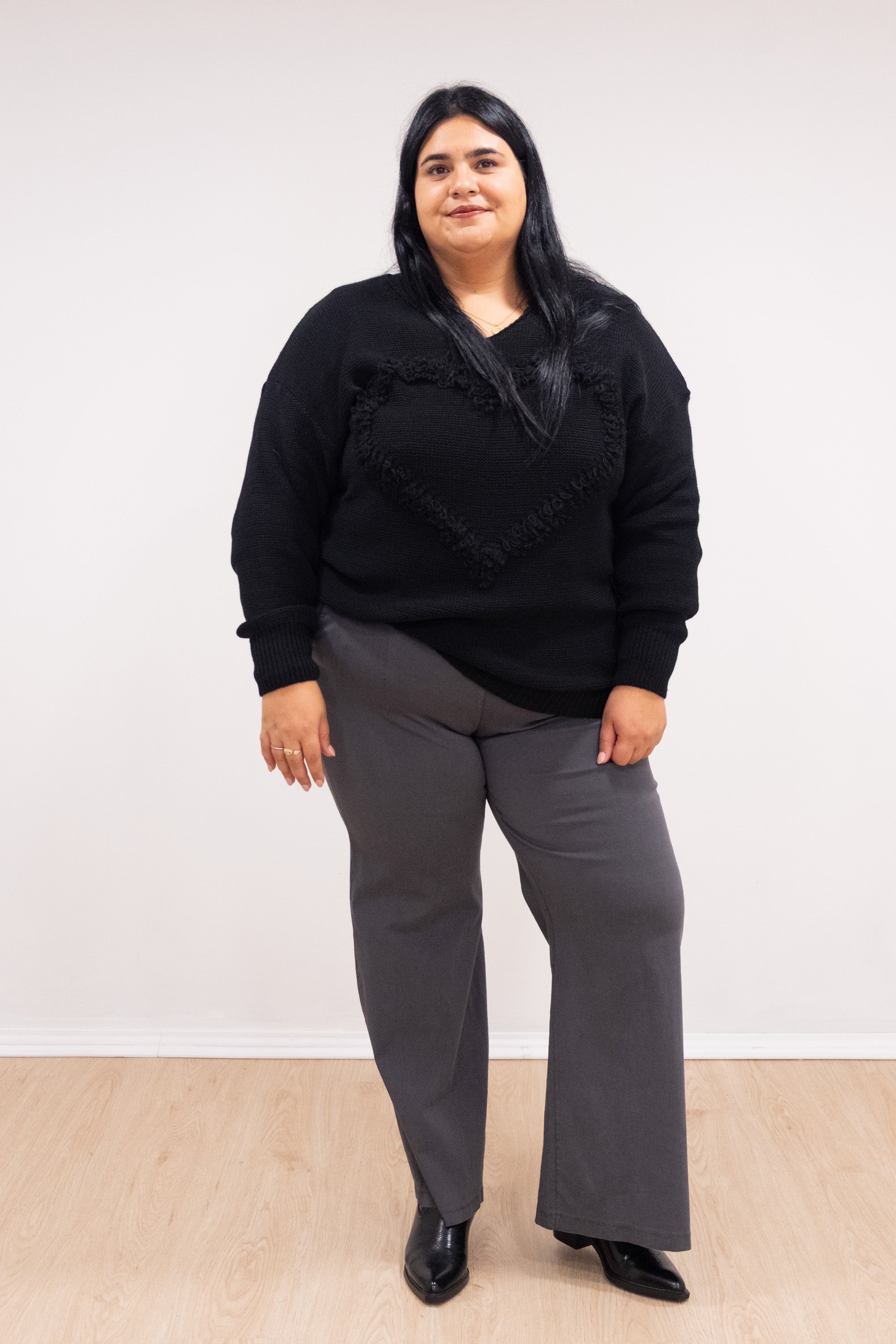 Blusa com renda no decote e punho preto