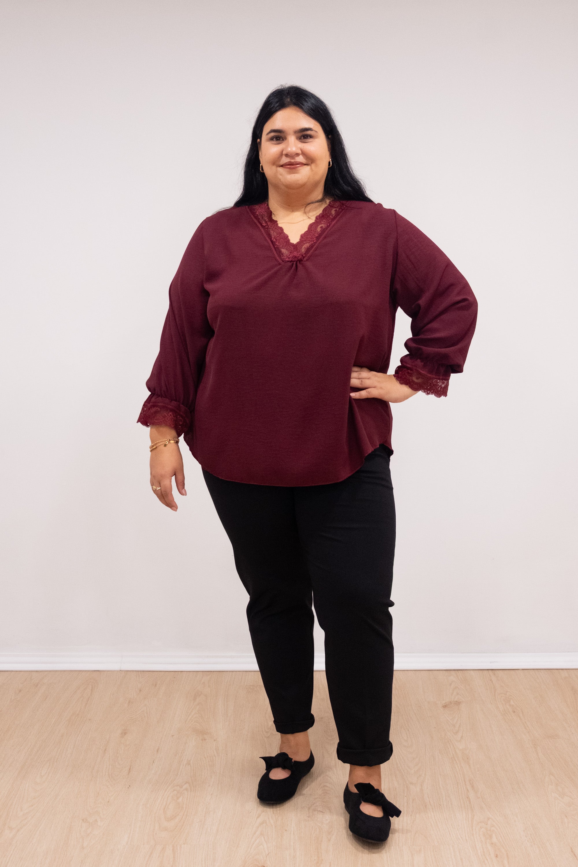 Blusa com renda no decote e punho bordô