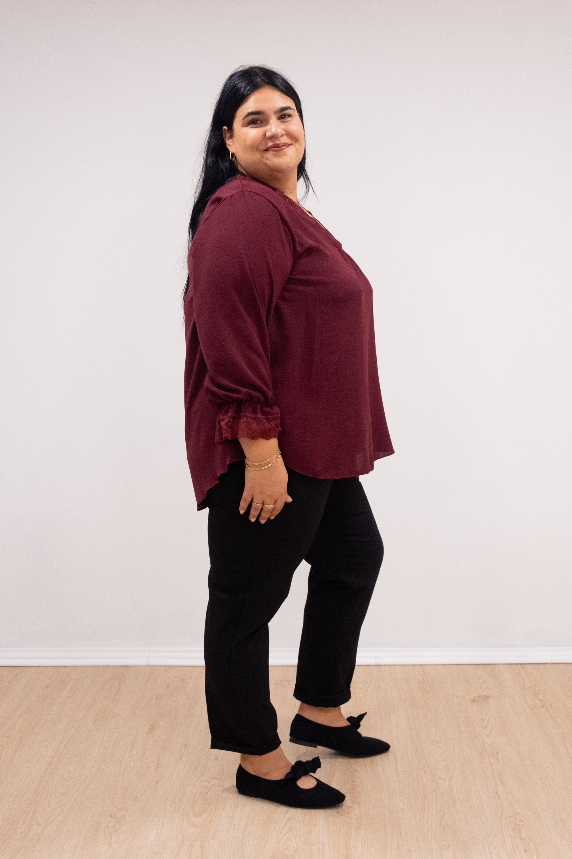 Blusa com renda no decote e punho bordô