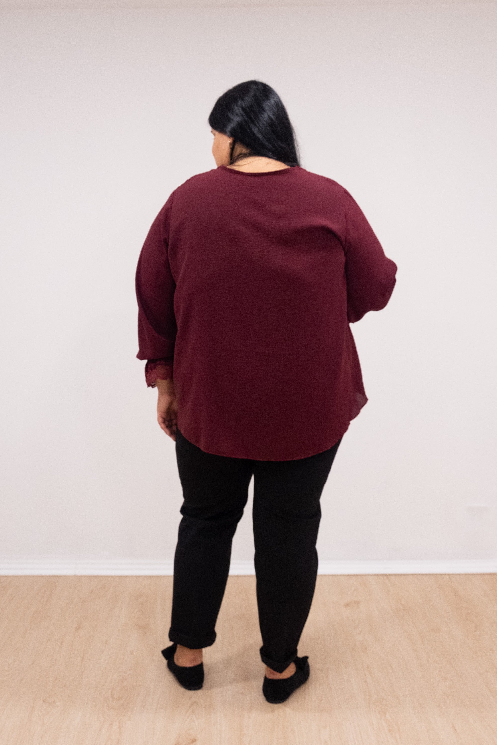 Blusa com renda no decote e punho bordô