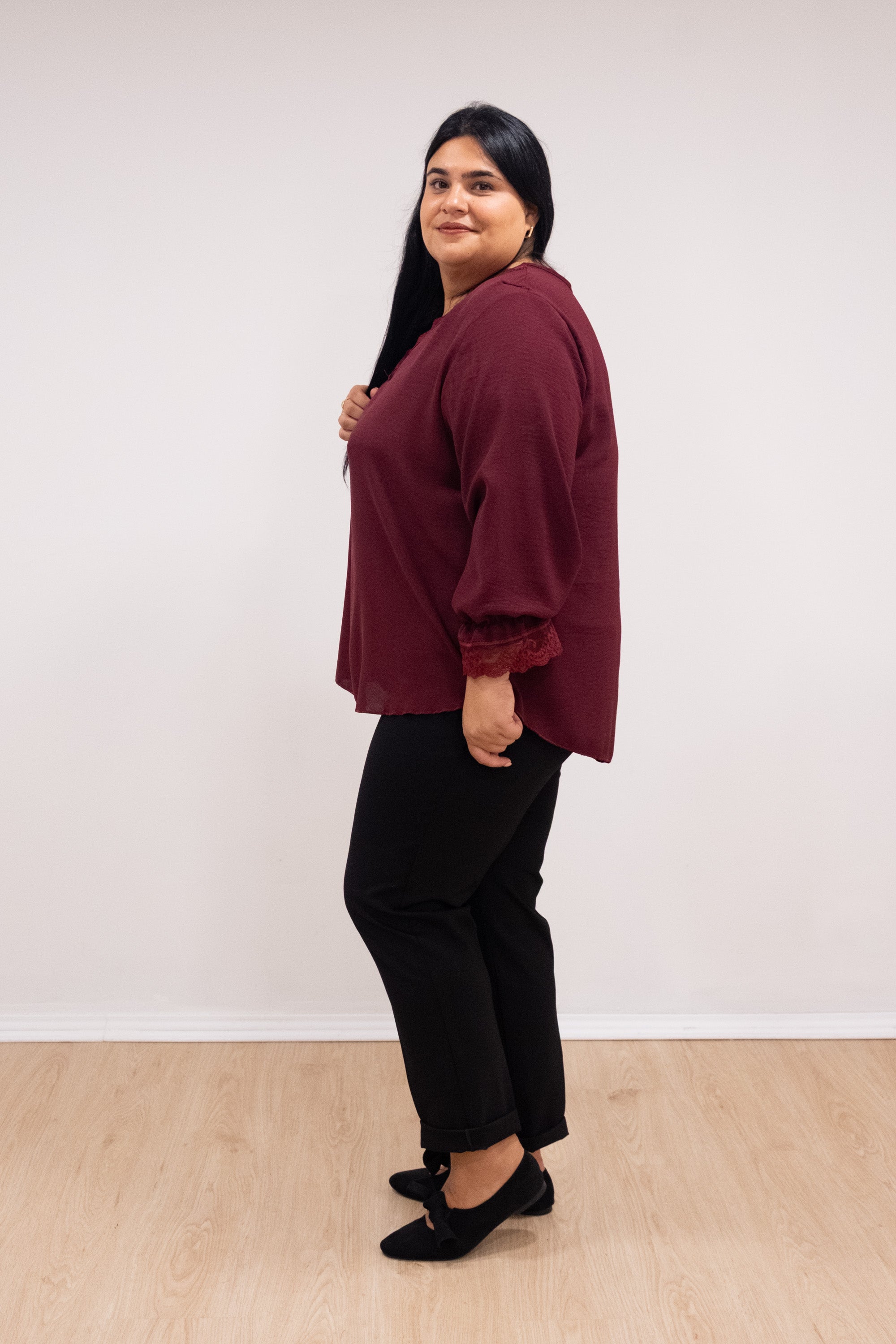 Blusa com renda no decote e punho bordô