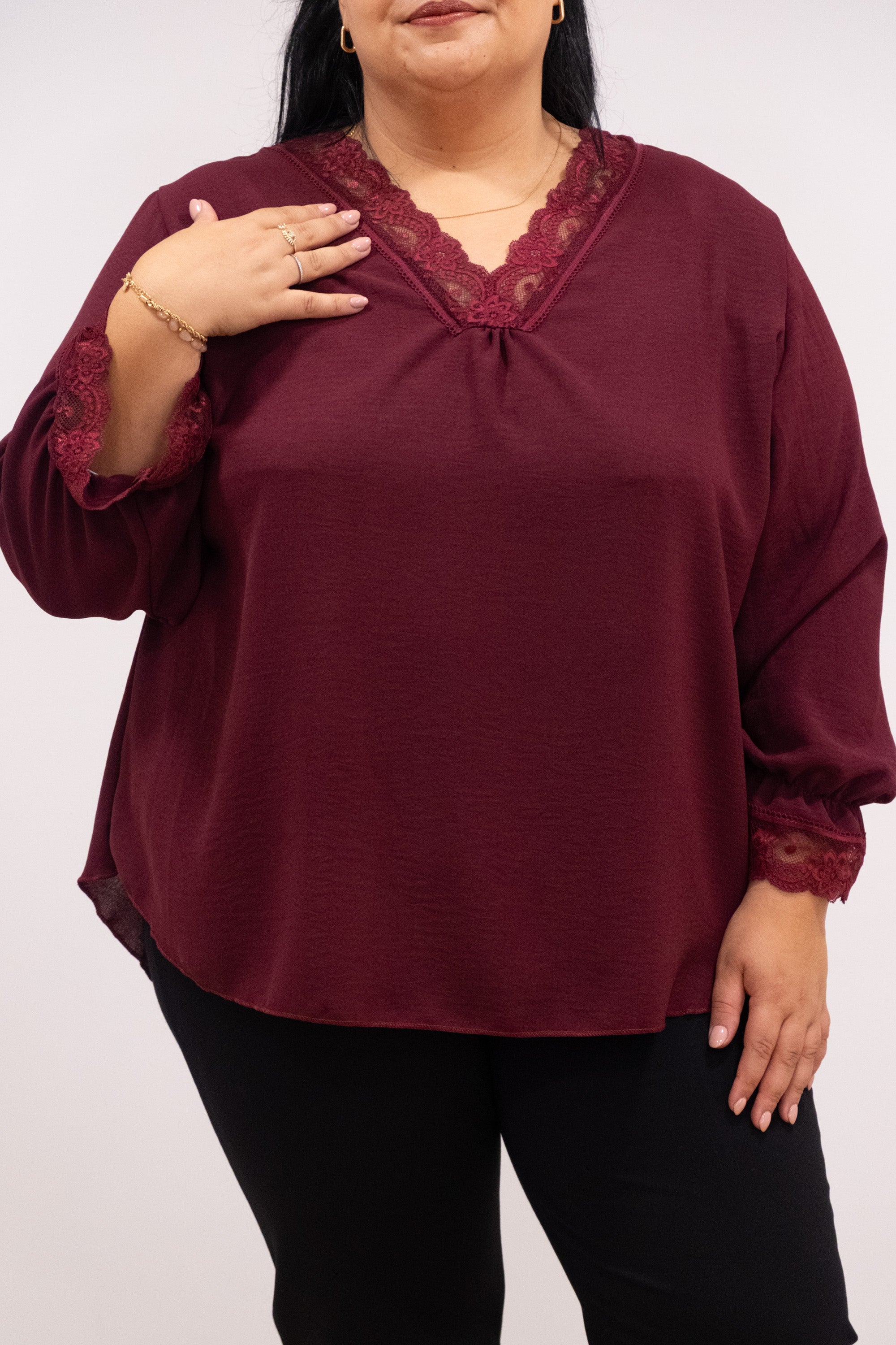 Blusa com renda no decote e punho bordô
