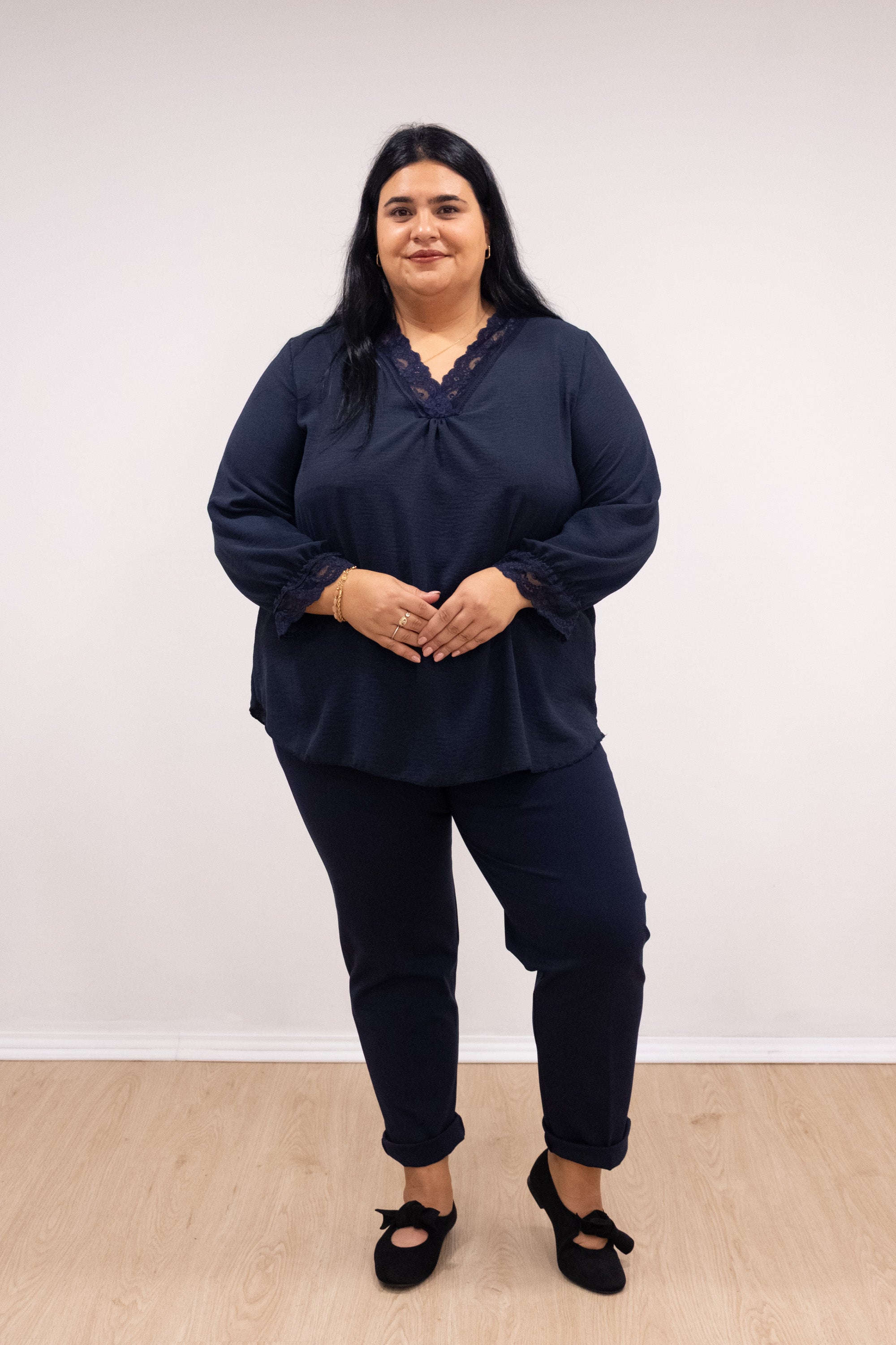 Blusa com renda no decote e punho marinho