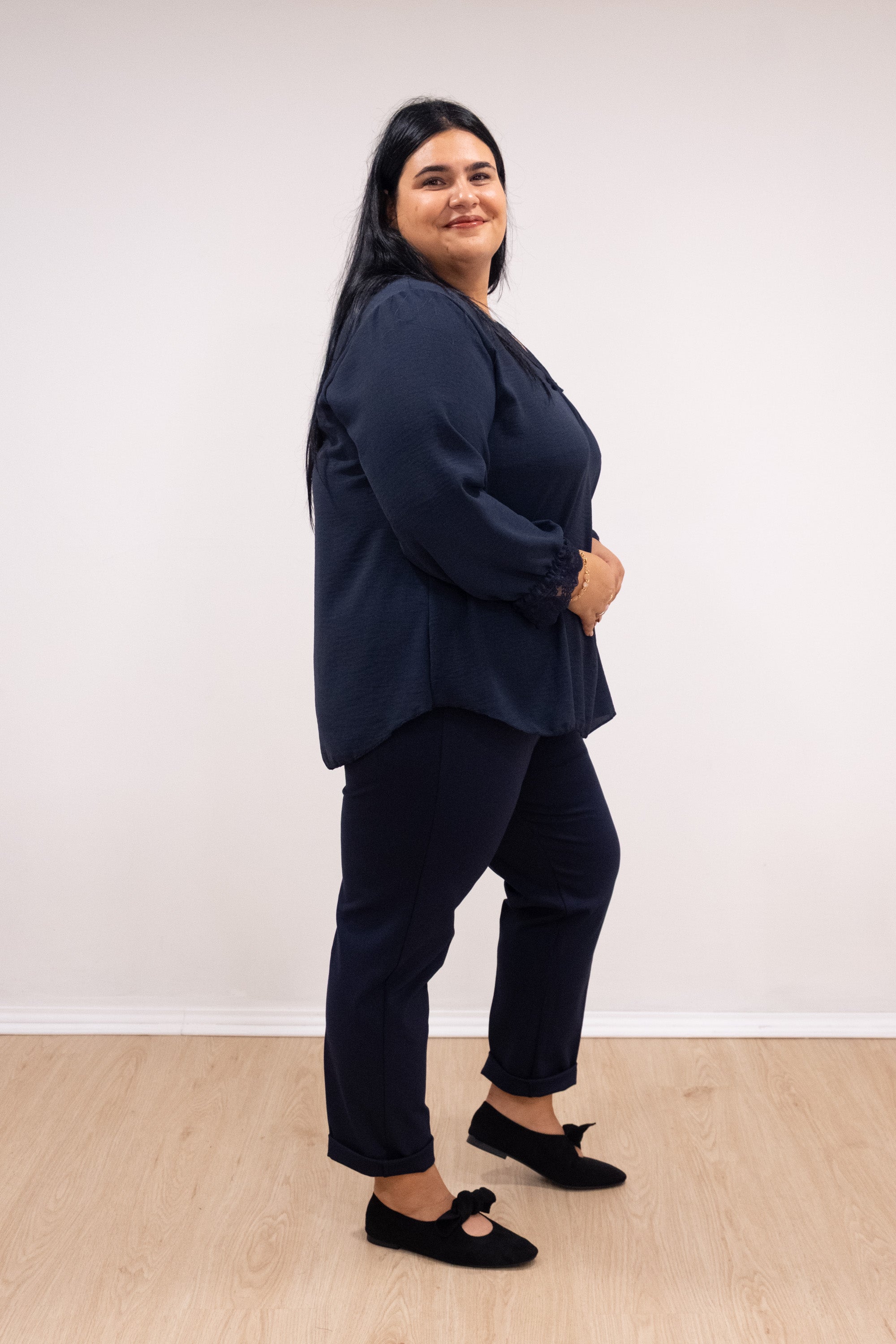 Blusa com renda no decote e punho marinho