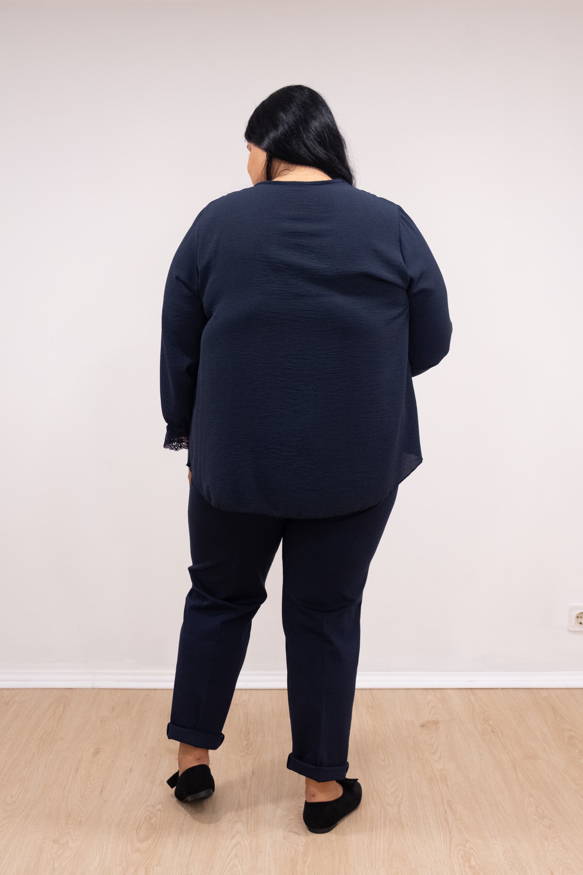 Blusa com renda no decote e punho marinho