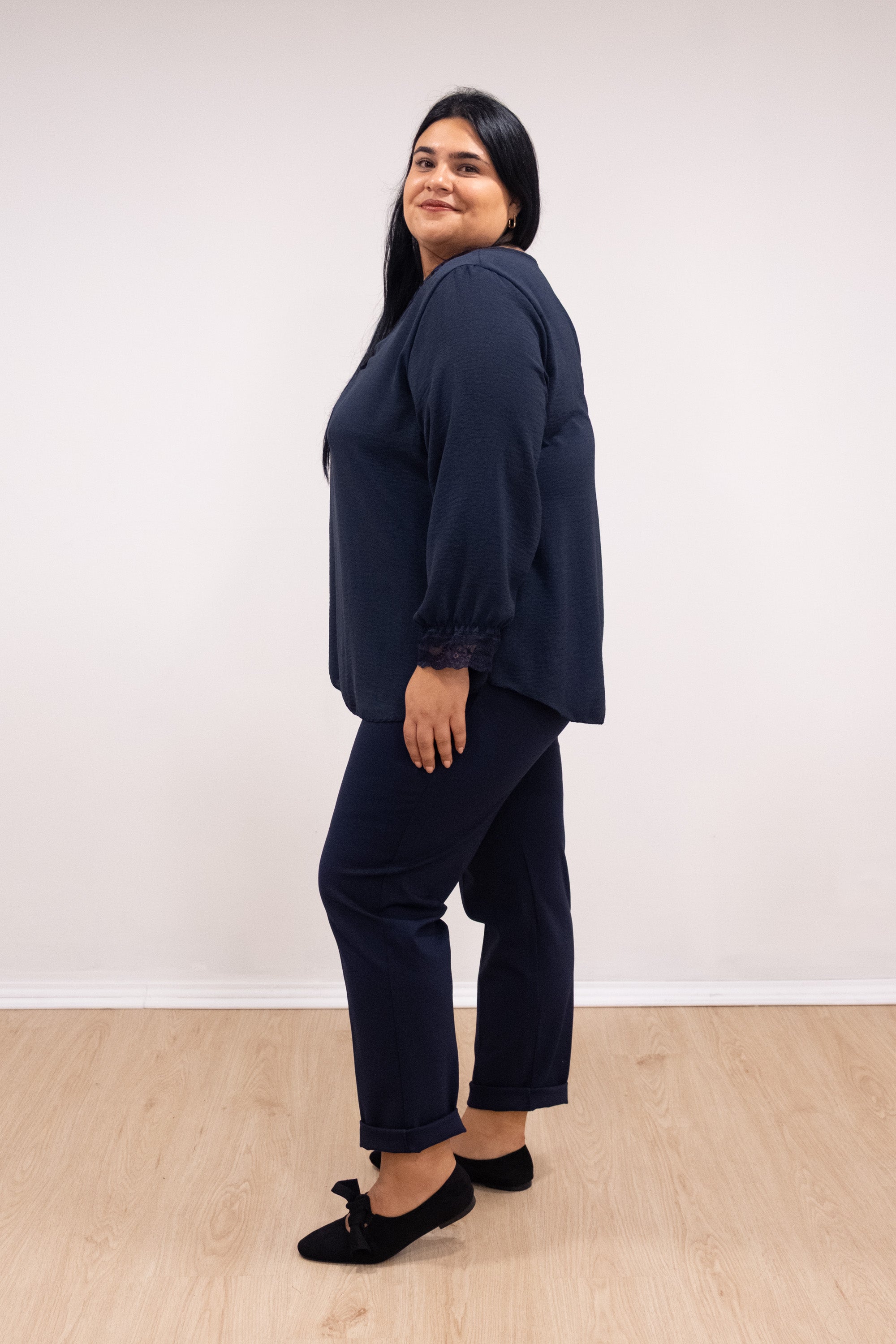 Blusa com renda no decote e punho marinho