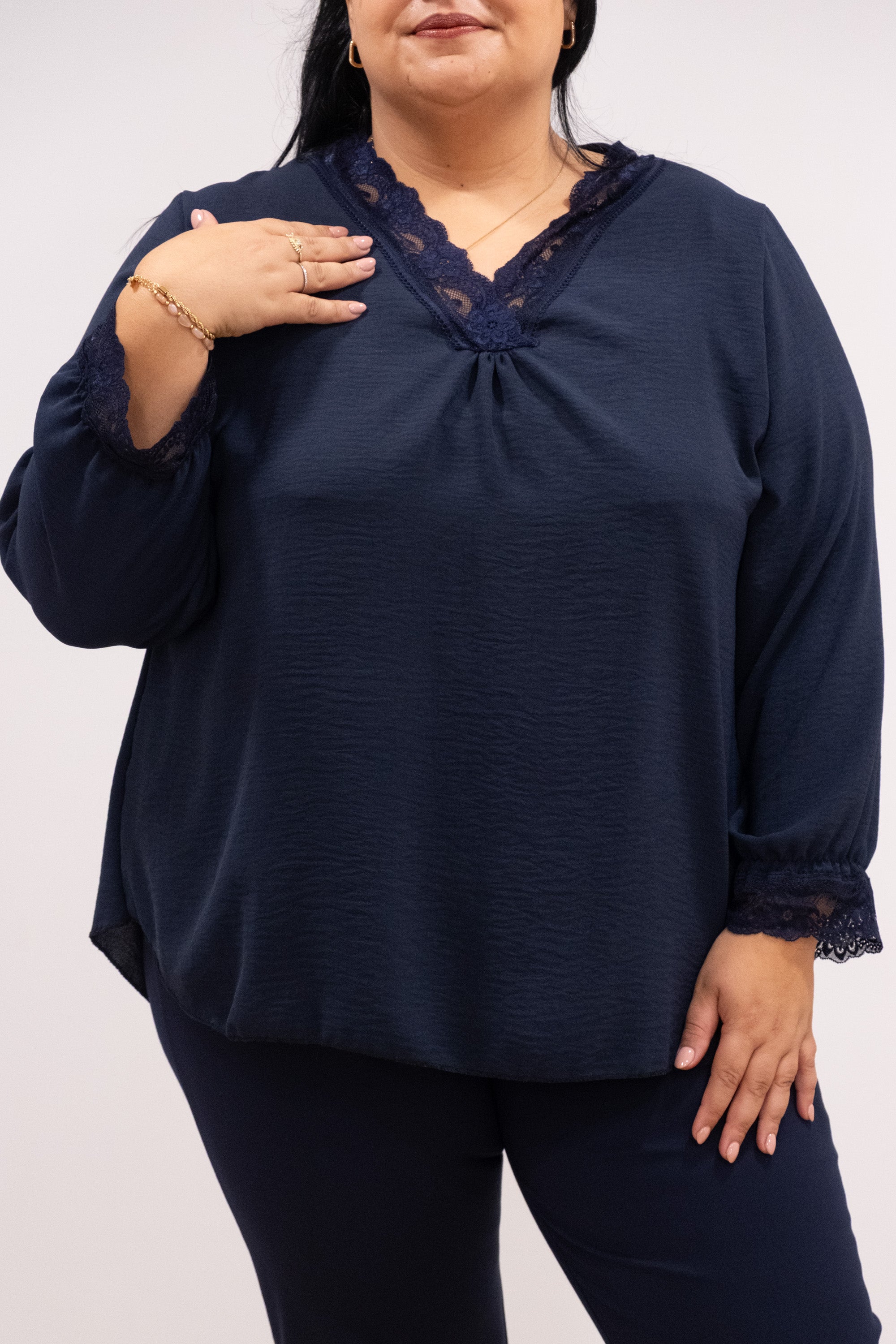 Blusa com renda no decote e punho marinho