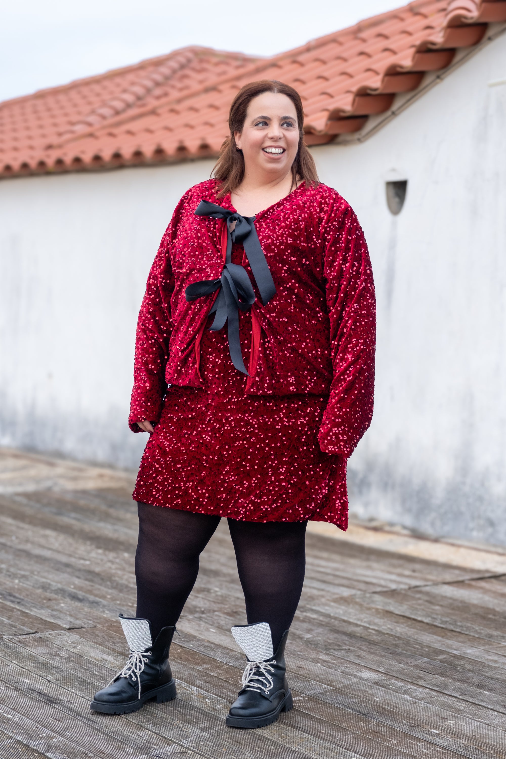 Vestido em lantejoulas e veludo vermelho