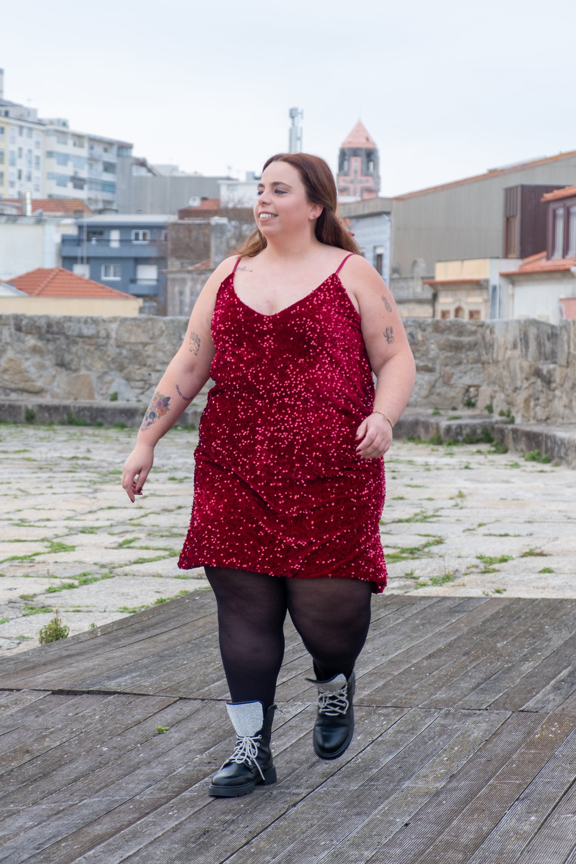 Vestido em lantejoulas e veludo vermelho