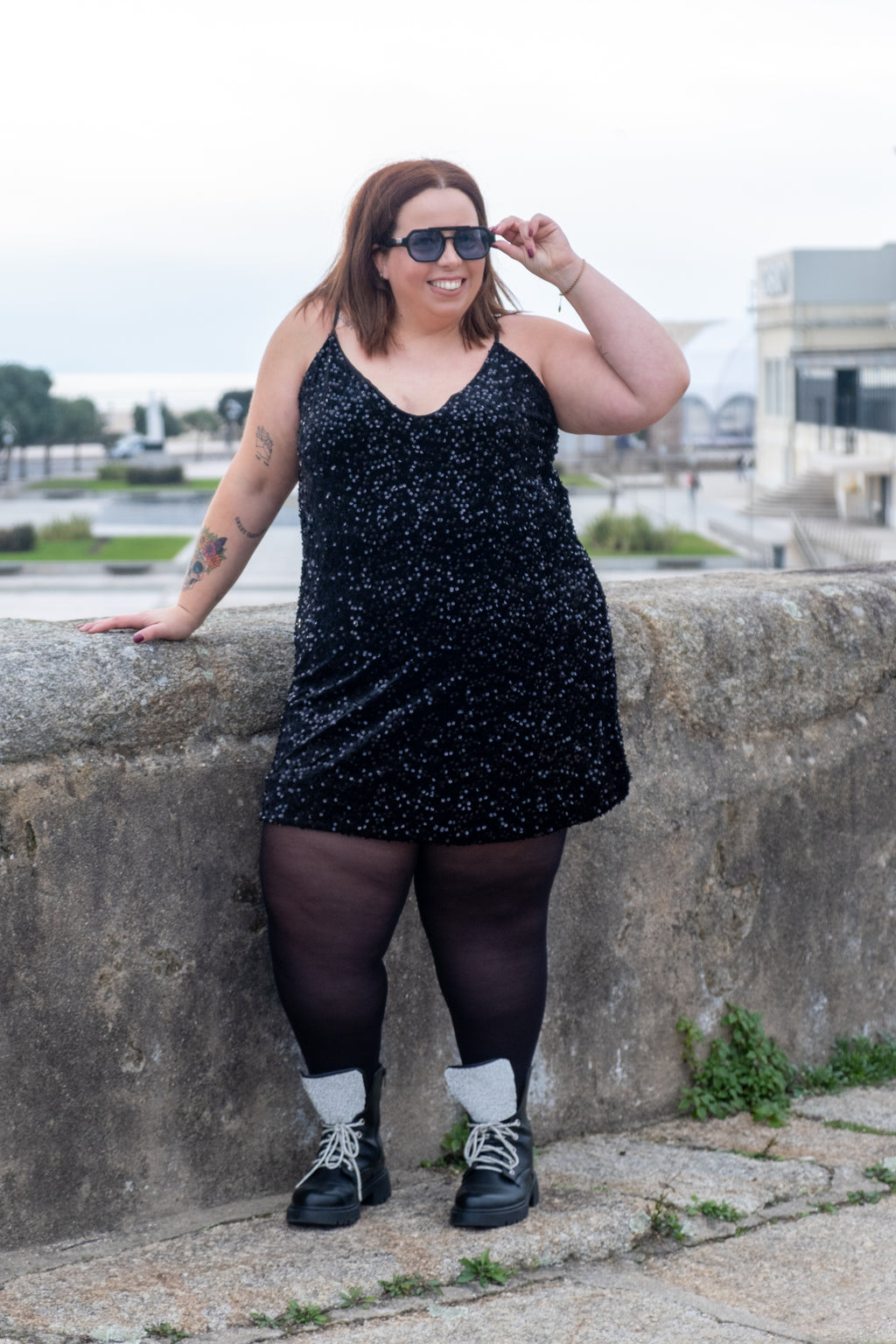 Vestido em lantejoulas e veludo preto