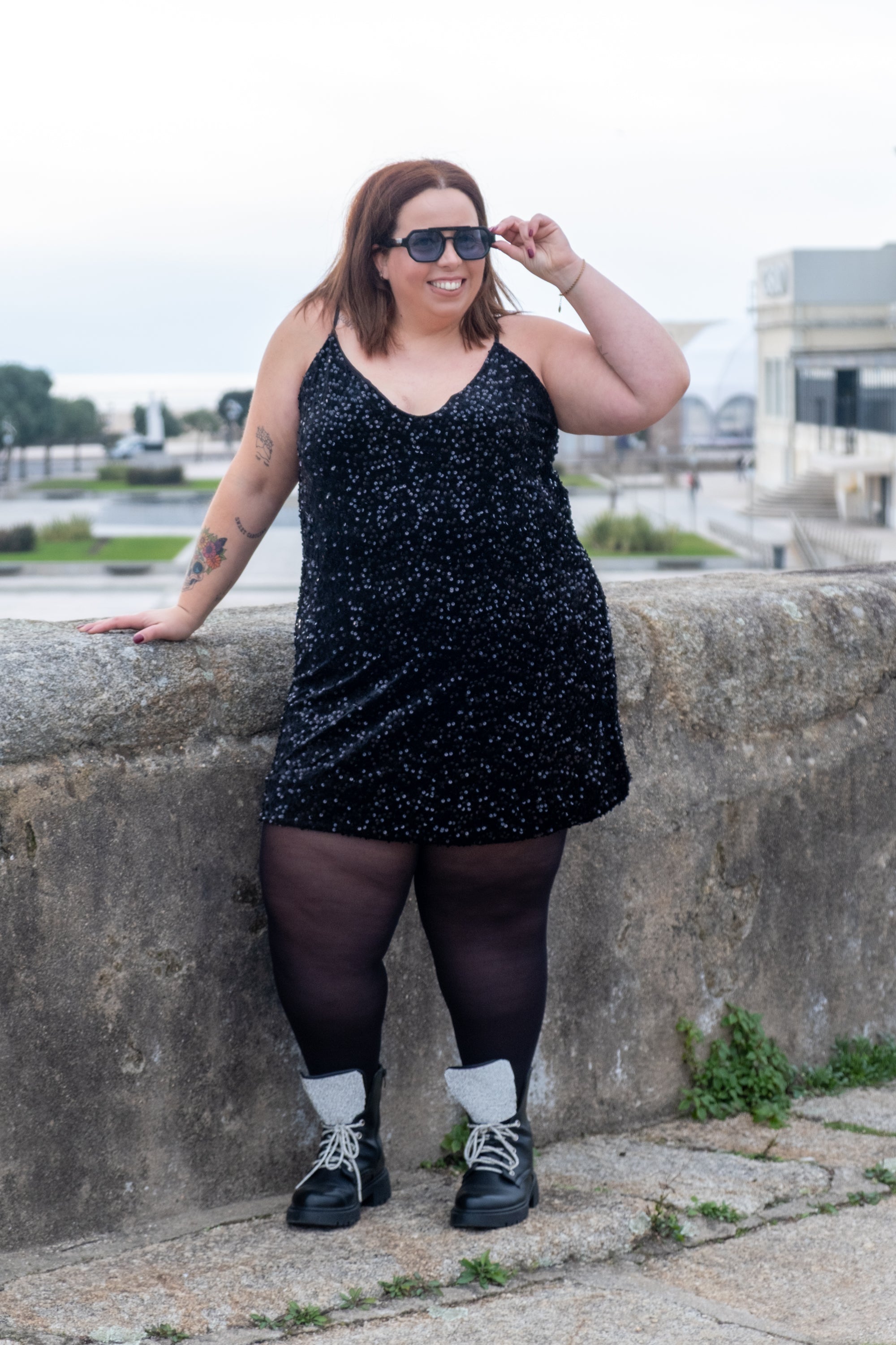 Vestido em lantejoulas e veludo preto