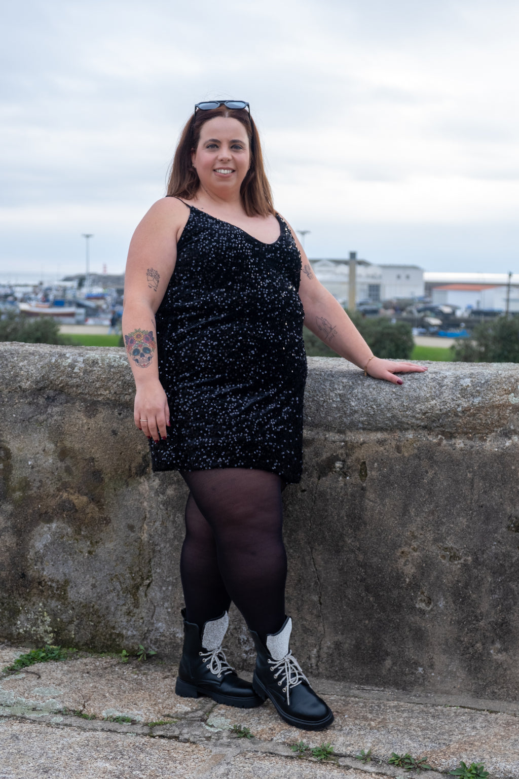 Vestido em lantejoulas e veludo preto