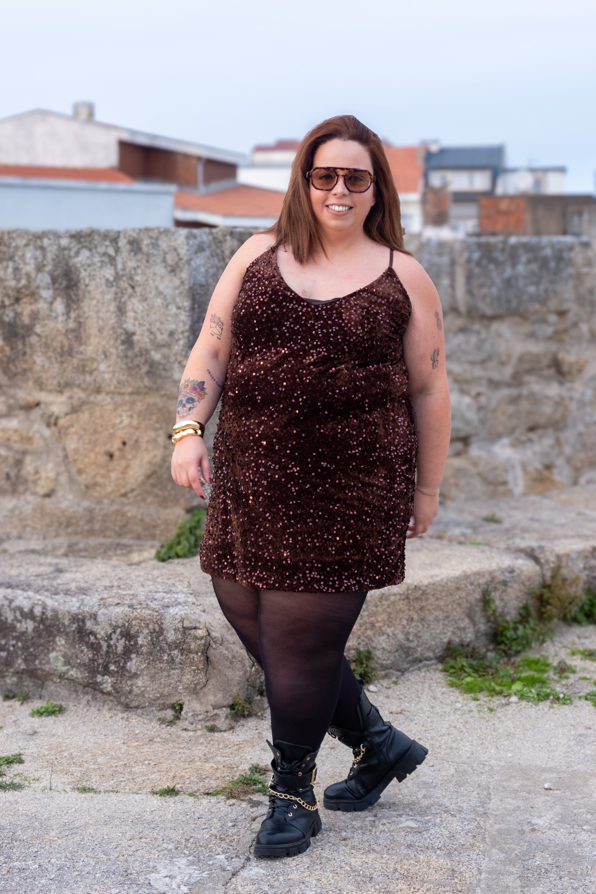 Vestido em lantejoulas e veludo castanho